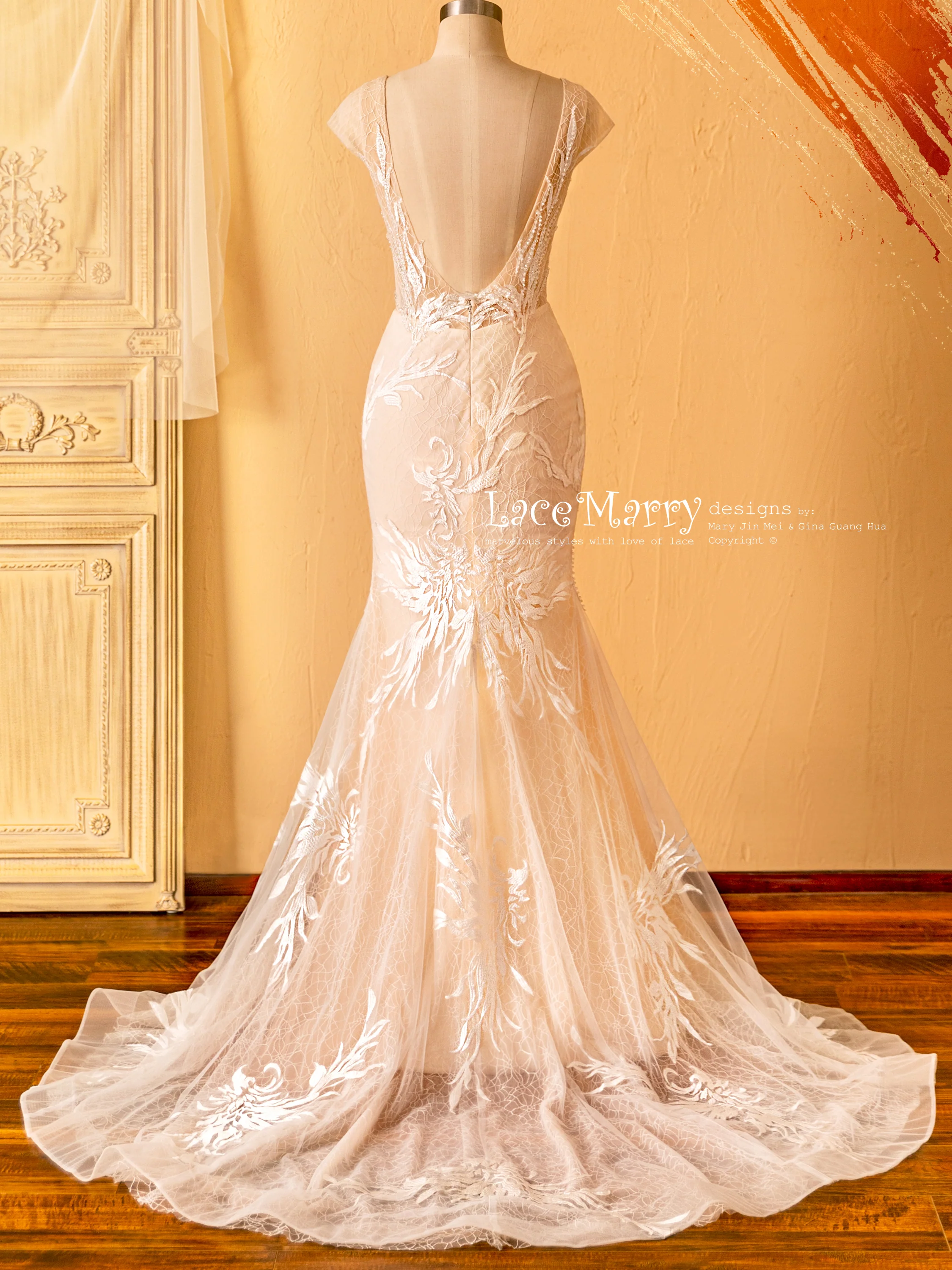 ALANDRA / Breathtaking Fitted Wedding Dress with Deep Plunge - Image 4