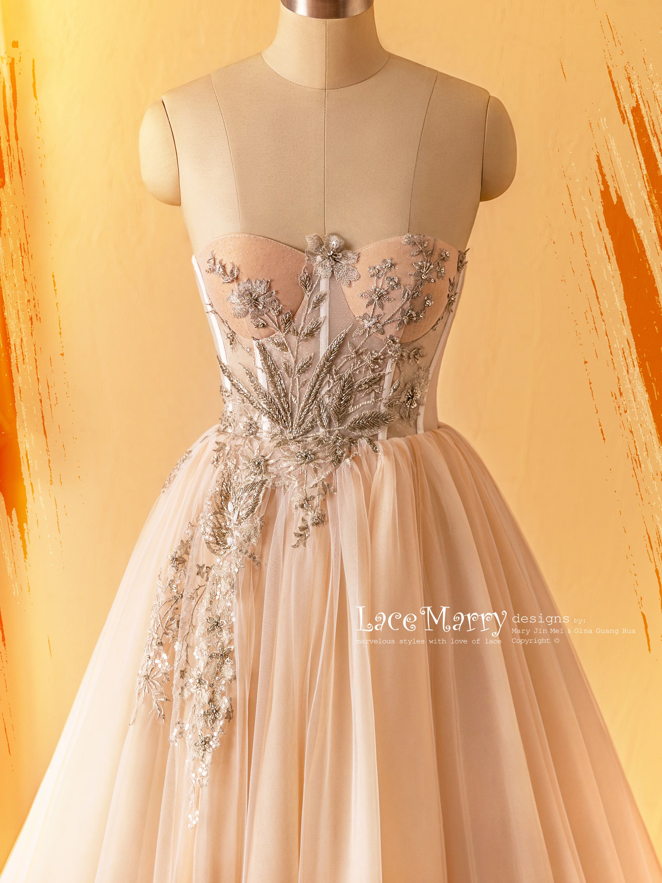 GWEN / Strapless Wedding Dress in Pushup Bustier Style - Image 4