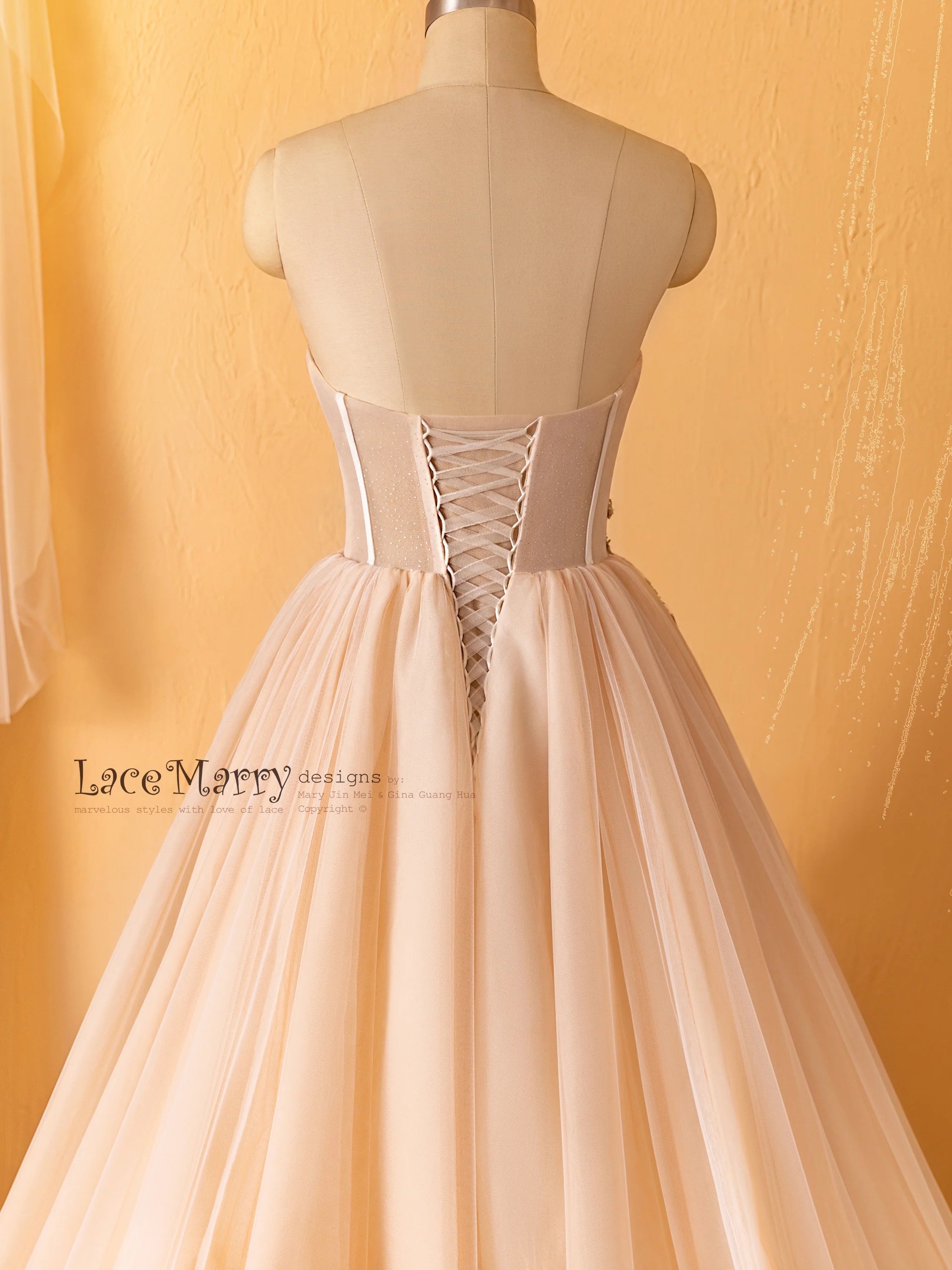 GWEN / Strapless Wedding Dress in Pushup Bustier Style - Image 5